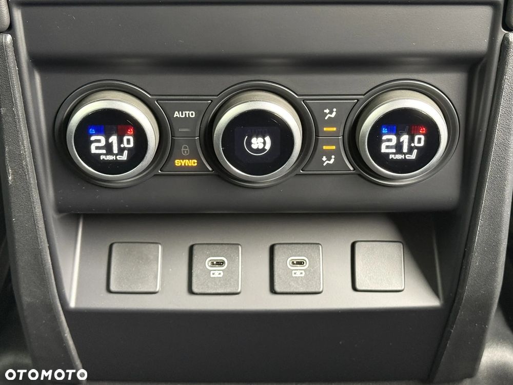 Land Rover Defender 110 D300 X-Dynamic HSE - 17