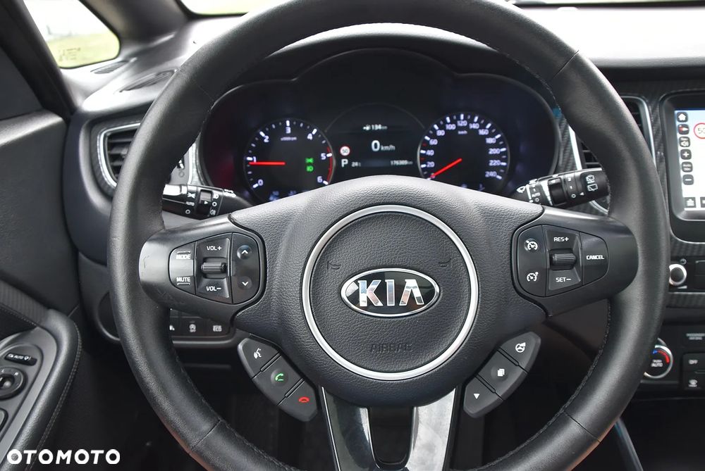 Kia Carens - 32