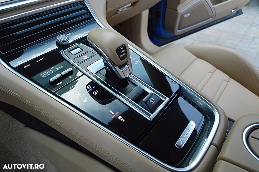 Porsche Panamera 4 - 30