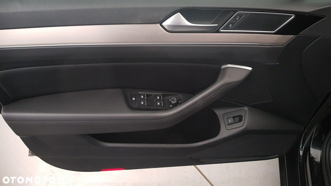 Volkswagen Passat - 25