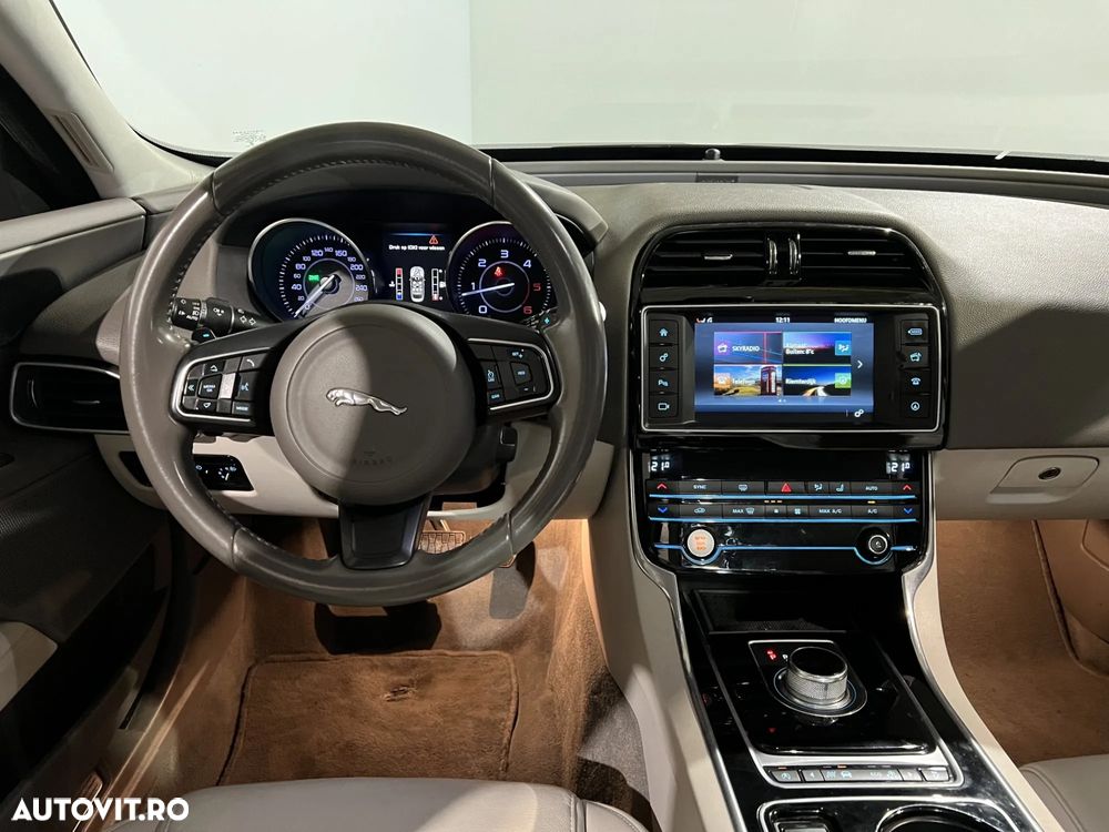 Jaguar XE 2.0 Pure - 9