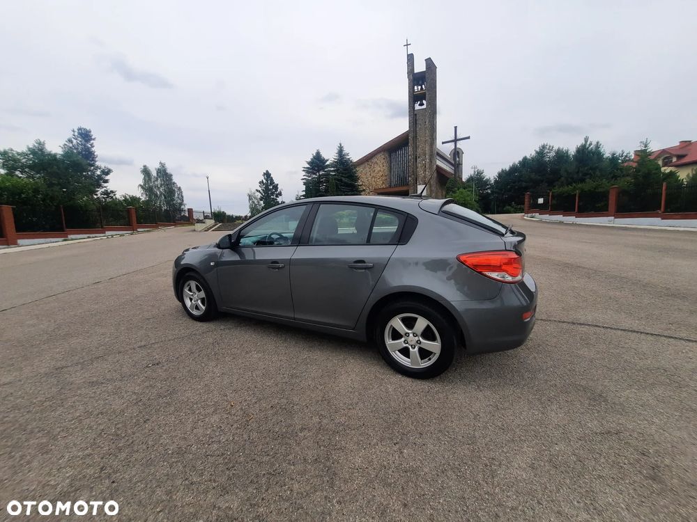 Chevrolet Cruze 1.6 LS+ - 18