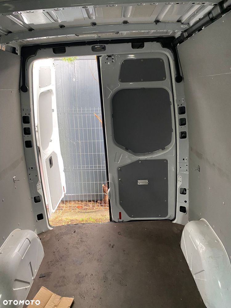 Mercedes-Benz Sprinter - 14