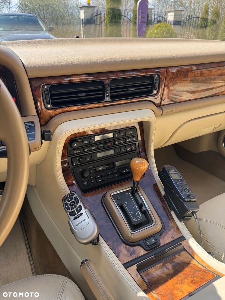 Jaguar XJ - 8