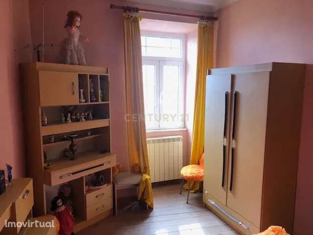 Moradia de três pisos com amplas divisões e excelente localização em R - Grande imagem: 4/20