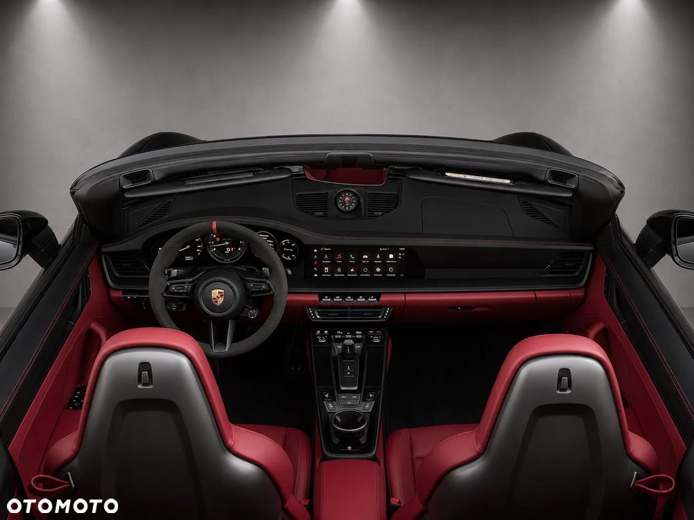 Porsche 911 Carrera 4 GTS - 12