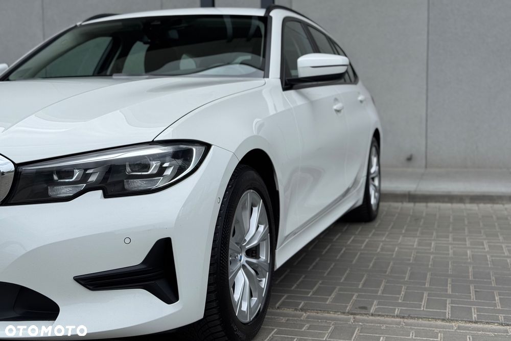 BMW Seria 3 318d mHEV - 11