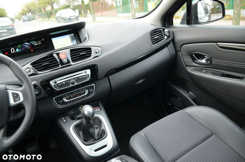 Renault Grand Scenic - 32