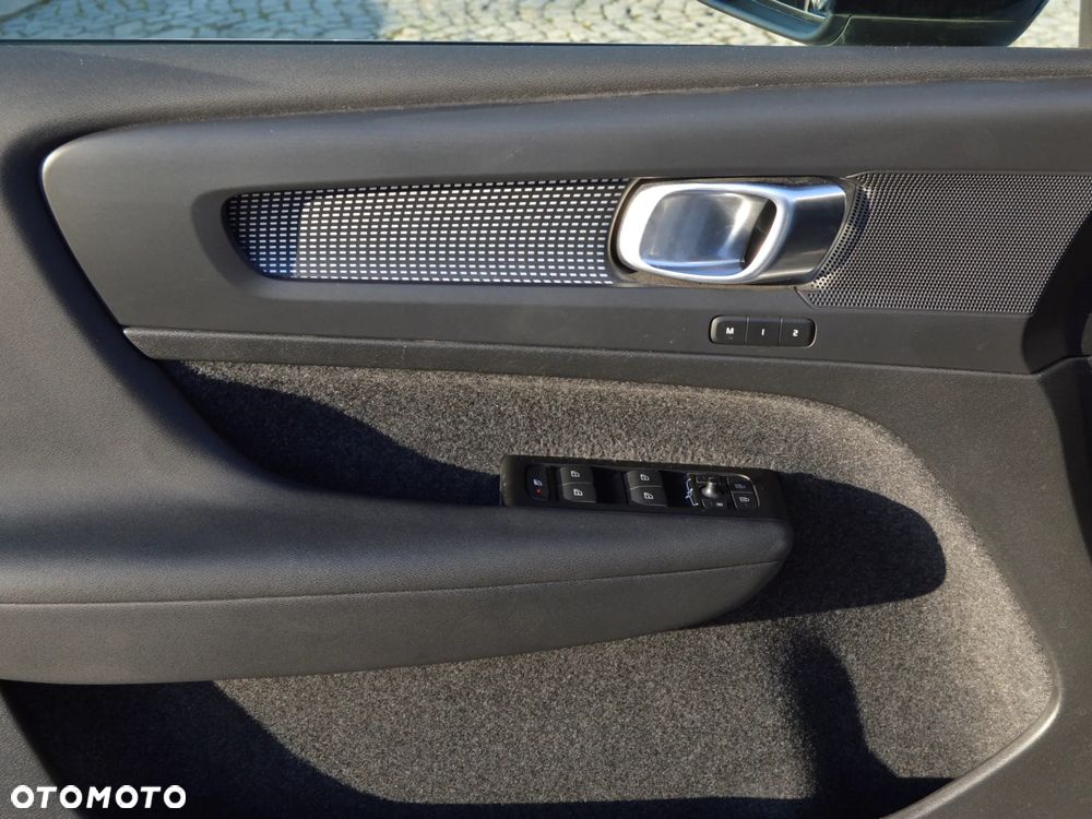 Volvo XC 40 B4 Plus Dark - 8