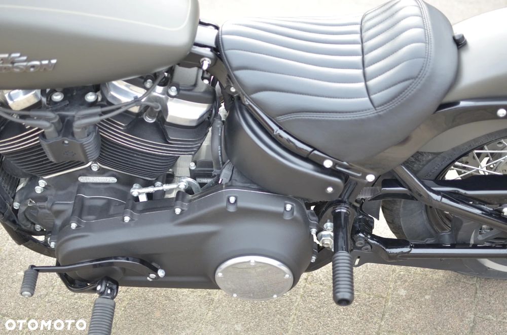 Harley-Davidson Softail Street Bob - 38
