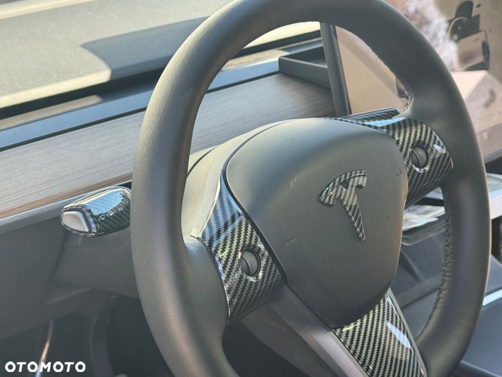 Tesla Model Y - 8