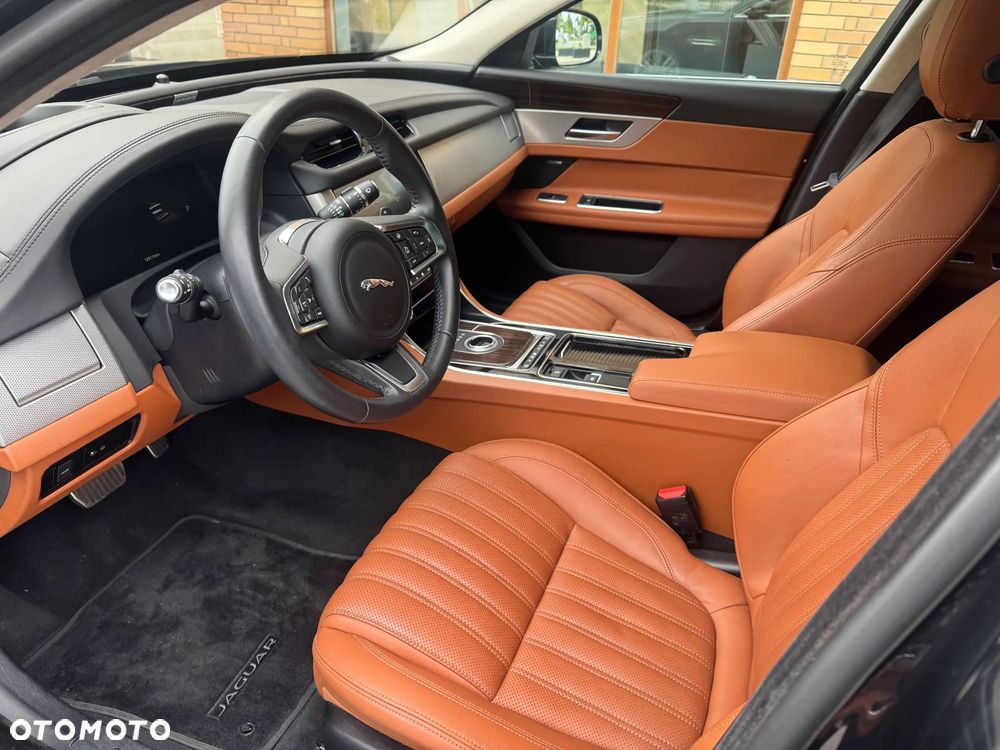 Jaguar XF 25t Portfolio - 10