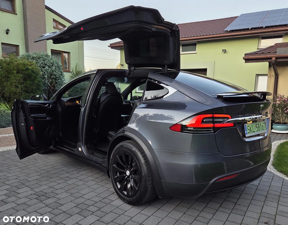 Tesla Model X - 13