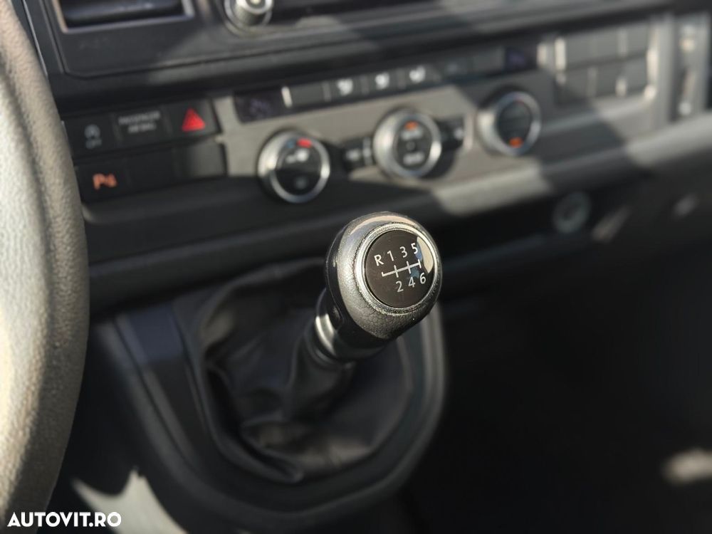 Volkswagen Caravelle - 16