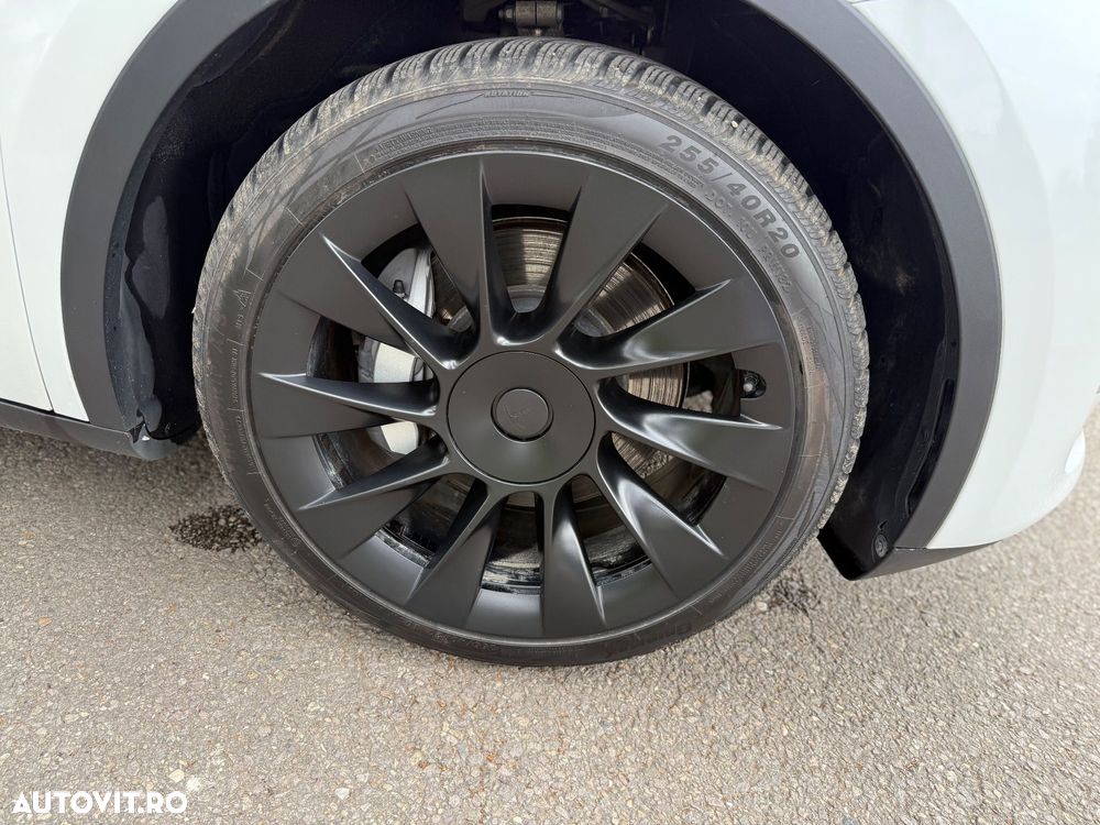 Tesla Model Y - 13