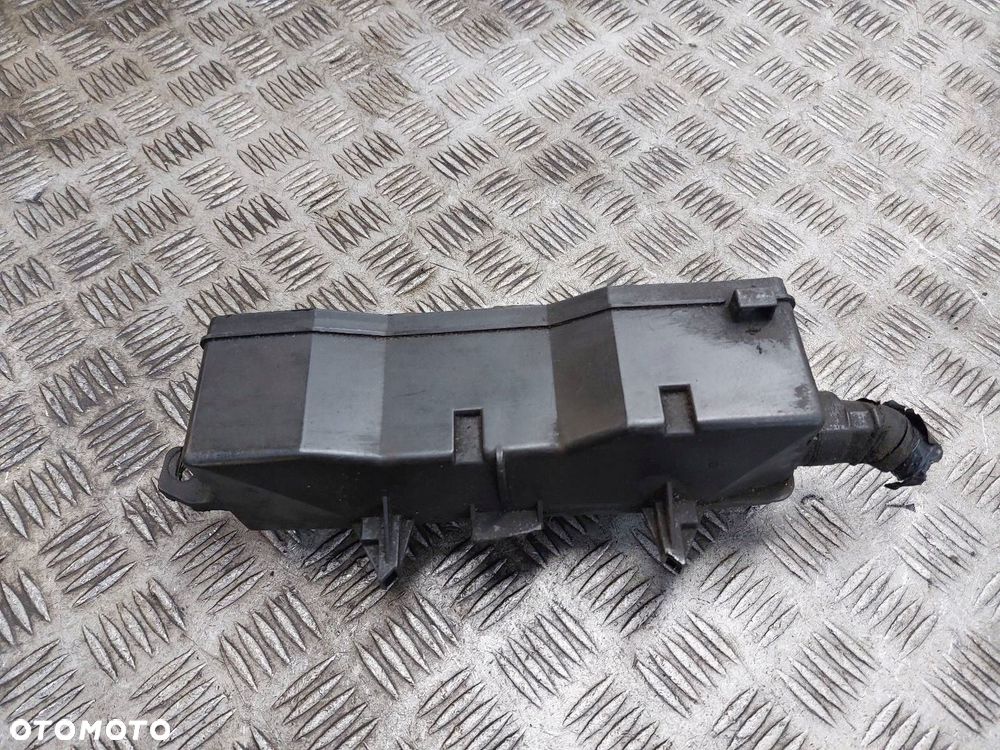 SKRZYNKA BEZPIECZNIKÓW PRZEKAŹNIKÓW ISUZU NQR70LL 4.8 - 2