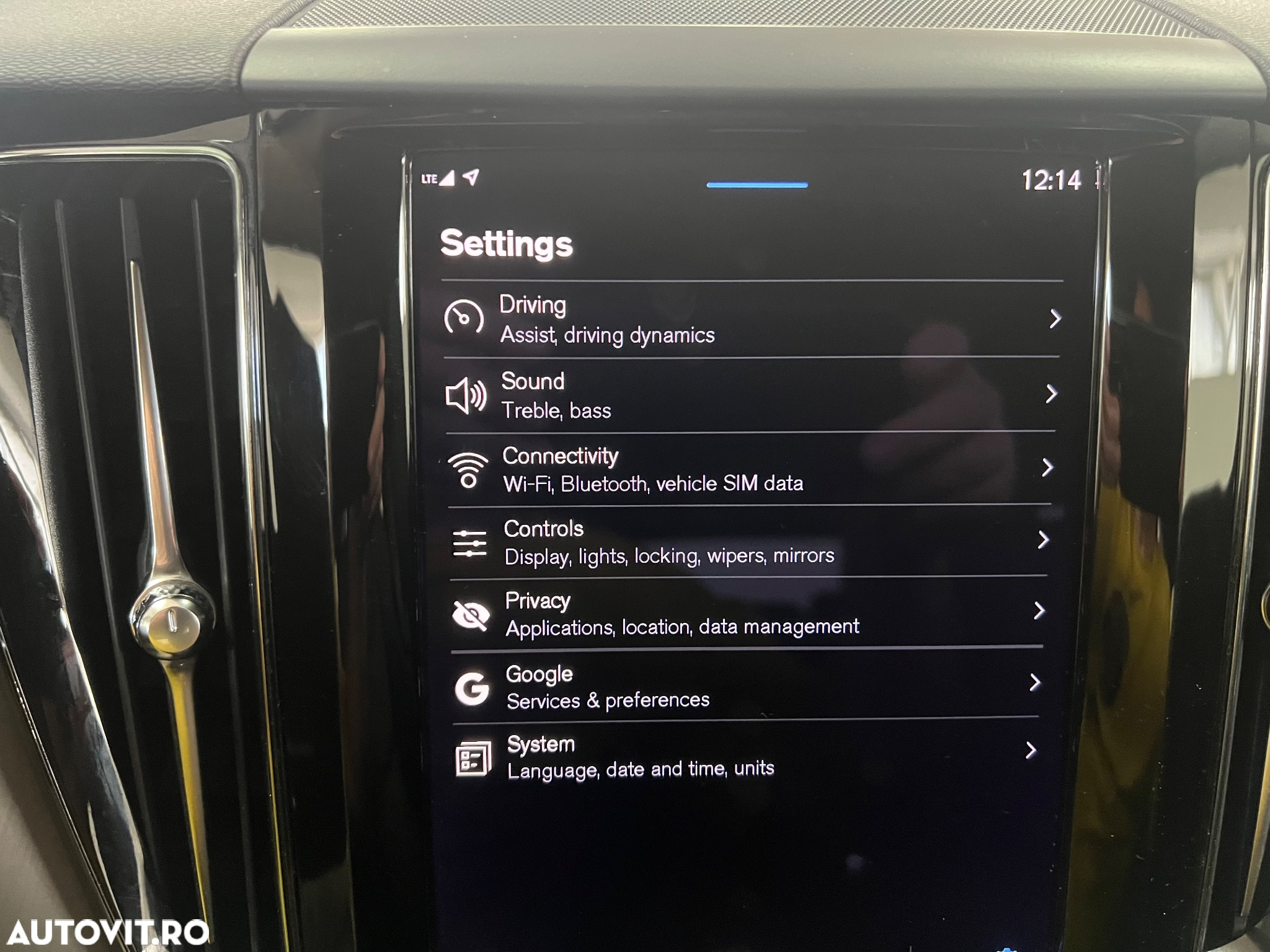 Volvo XC 60 B4 MHEV AT8 AWD Momentum Pro - 32