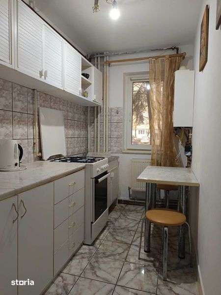 Inchiriez apartament 2 camere, zona Boul Rosu, centrala proprie — fotografia 1