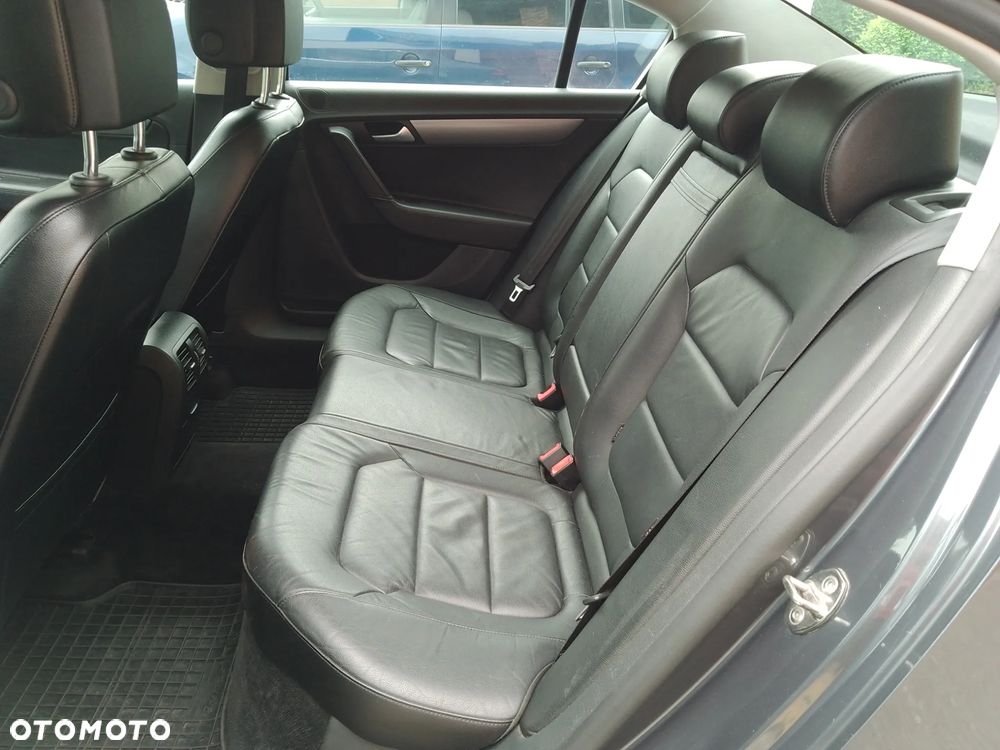 Volkswagen Passat 1.6 TDI DPF BlueMot Highline - 12