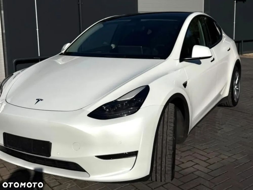 Tesla Model Y - 8
