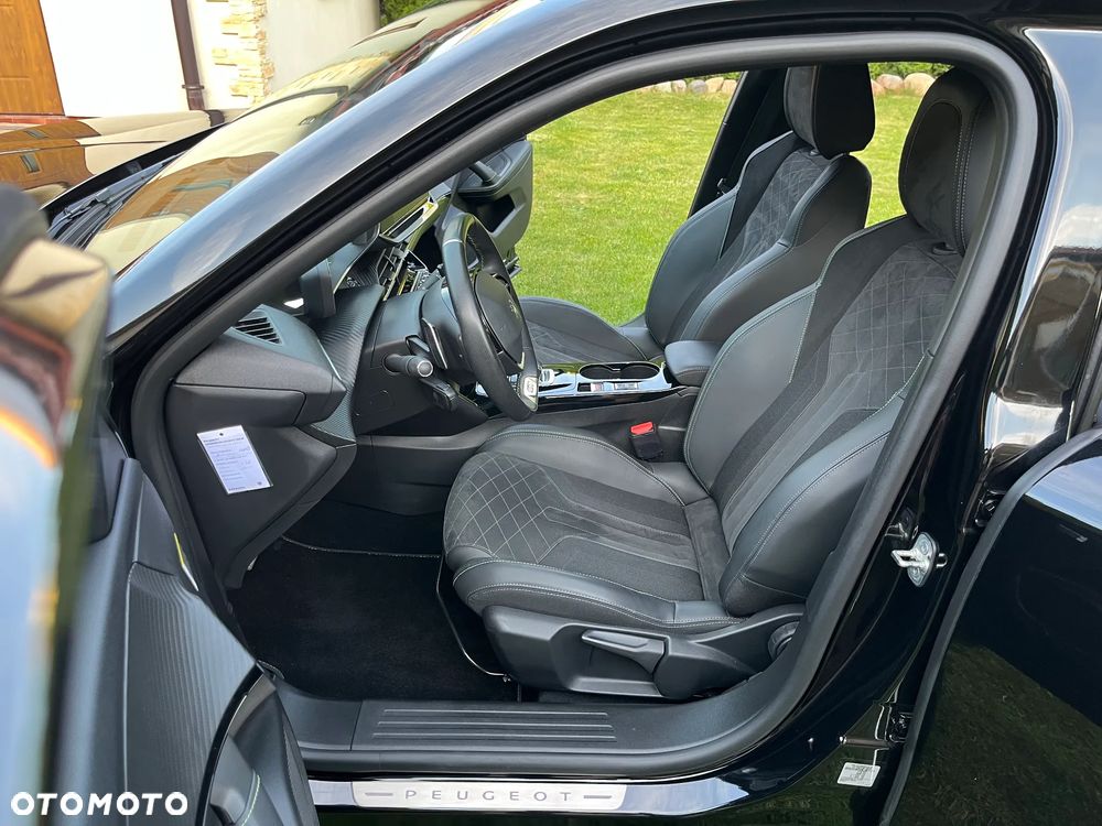 Peugeot 2008 PureTech 130 EAT8 GT - 24