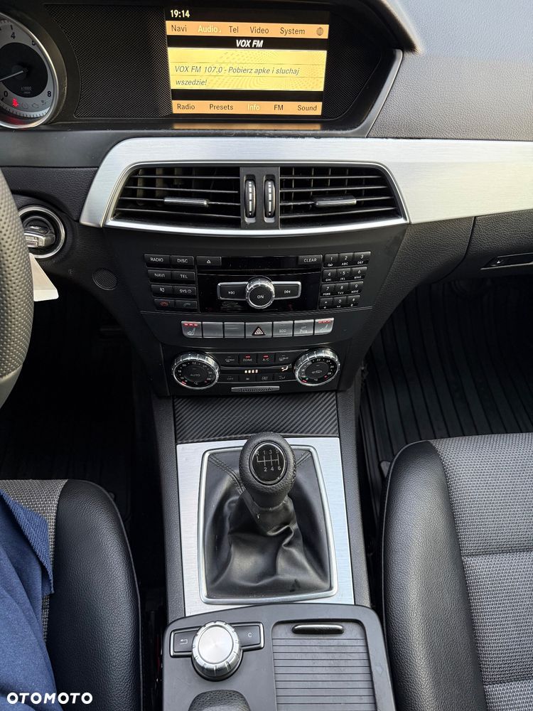 Mercedes-Benz Klasa C 180 CGI BlueEFFICIENCY Avantgarde - 26