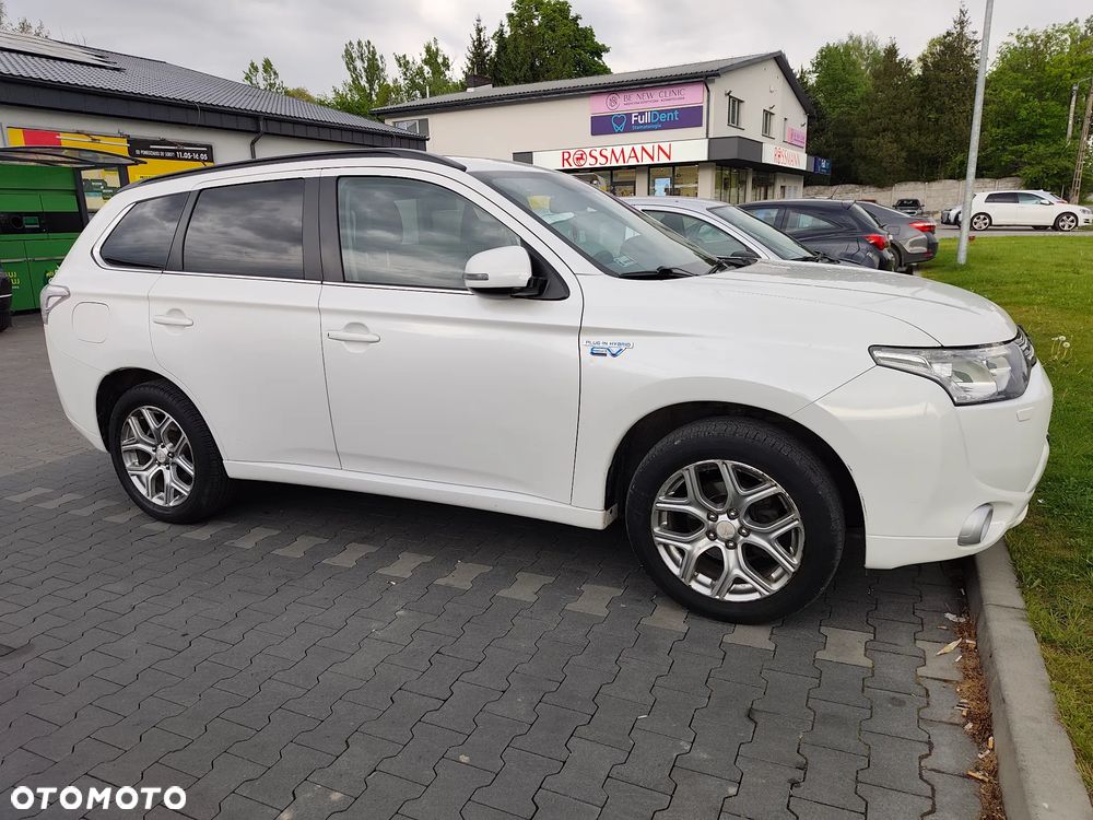 Mitsubishi Outlander Instyle NAVI + - 18