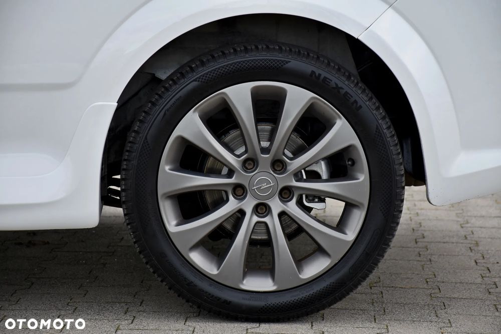 Opel Astra 1.6 Black&White - 15