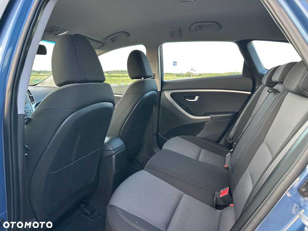 Hyundai i30 blue Kombi 1.4 YES Silver - 12