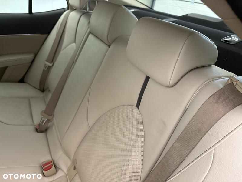 Toyota Camry 2.5 Hybrid Executive CVT - 19