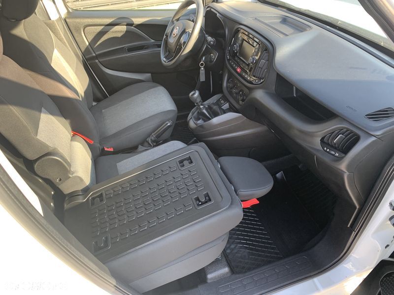 Fiat DOBLO VAN 3 osobowy VAT-1 Homologacja cięż. MOCNY SILNIK 1.6 MultiJet, 105KM Emisja spalin Euro6, Skrzynia biegów 6-cio stopniowa! ORYGINALNA ZABUDOWA PAKI, BOCZNE DRZWI PRZESUWNE, RADIO Z EKRANEM DOTYKOWYM , MULTIFUNKCYJNA KIEROWNICA - 19