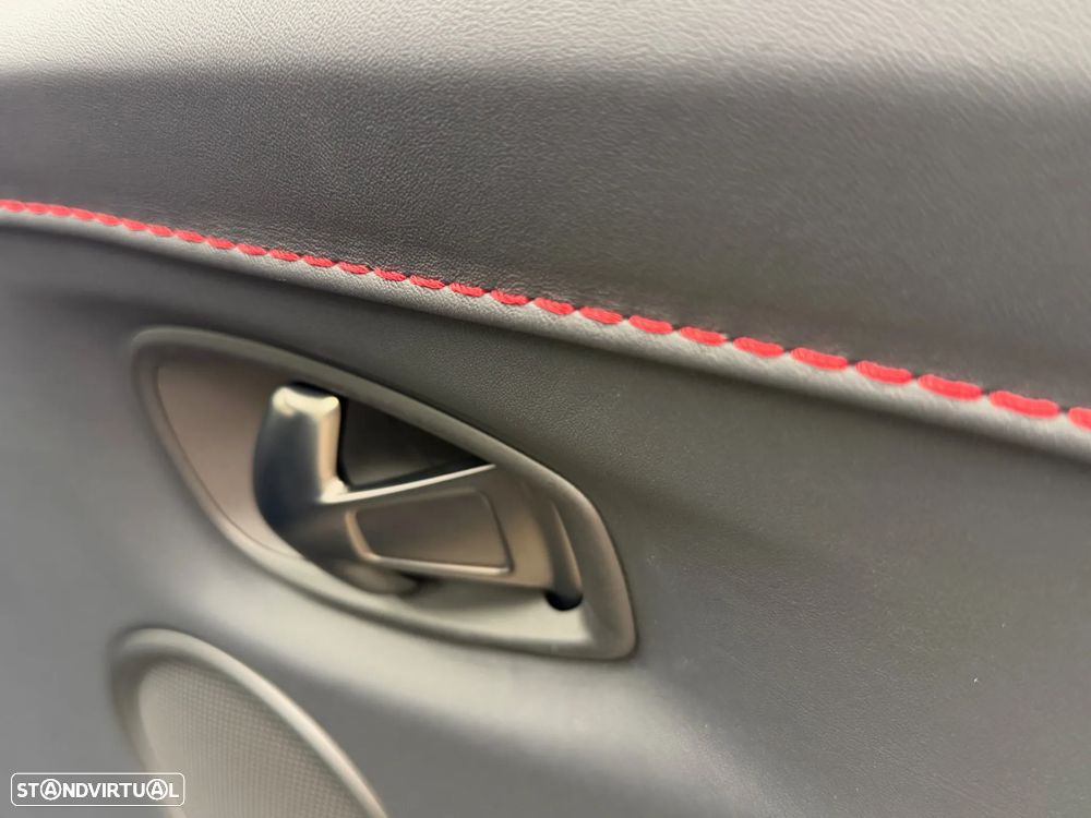 Aston Martin Vantage Coupe V8 - 12