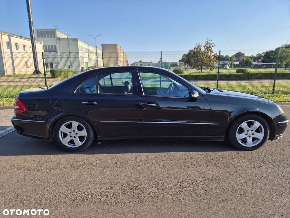 Mercedes-Benz E-Class 2004 photo 2