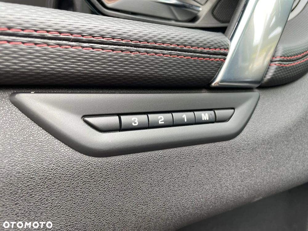 Land Rover Discovery Sport 2.0 D200 mHEV R-Dynamic SE - 31