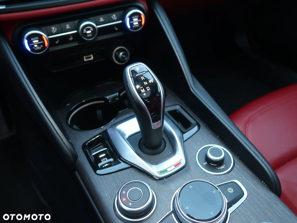 Alfa Romeo Giulia 2.0 Turbo TI Q4 - 10