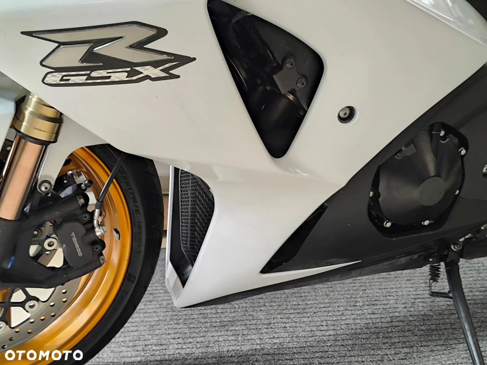 Suzuki GSX-R - 25