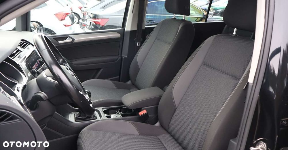 Volkswagen Touran - 12