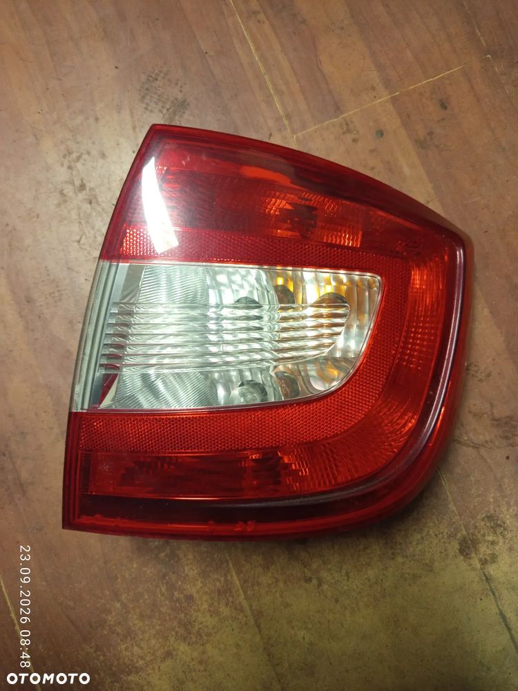 LAMPA TYLNA SKODA RAPID LIFTBACK PRAWA
