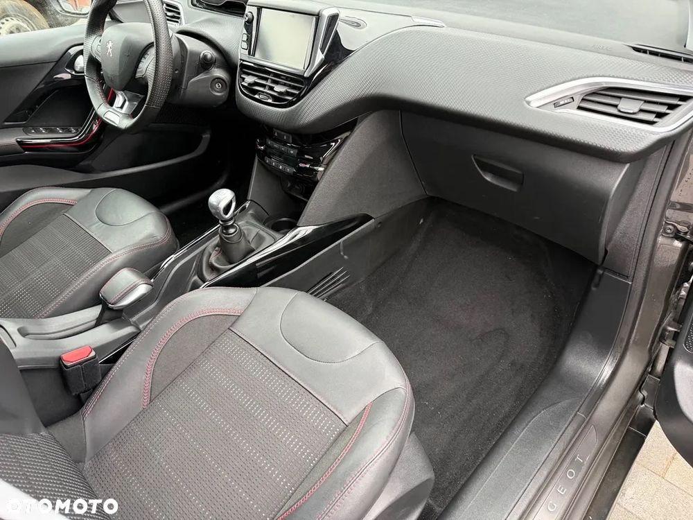 Peugeot 2008 PureTech 130 EAT8 GT - 10
