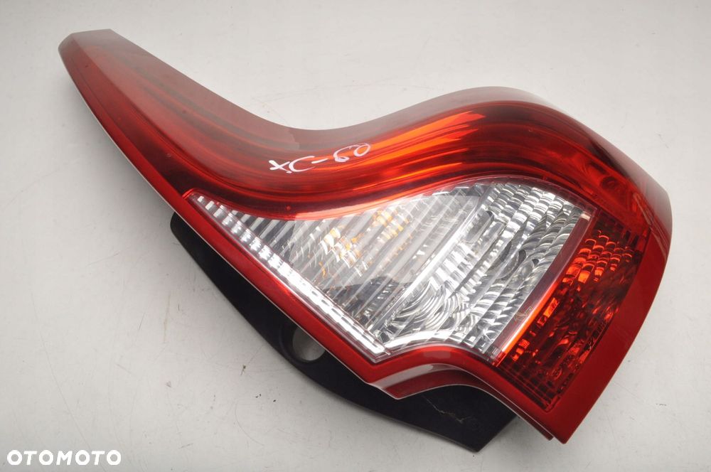 VOLVO XC60 I LAMPA PRAWA TYLNA PRAWY TYŁ 31323035 - 1