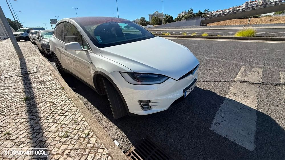 Tesla Model X - 9
