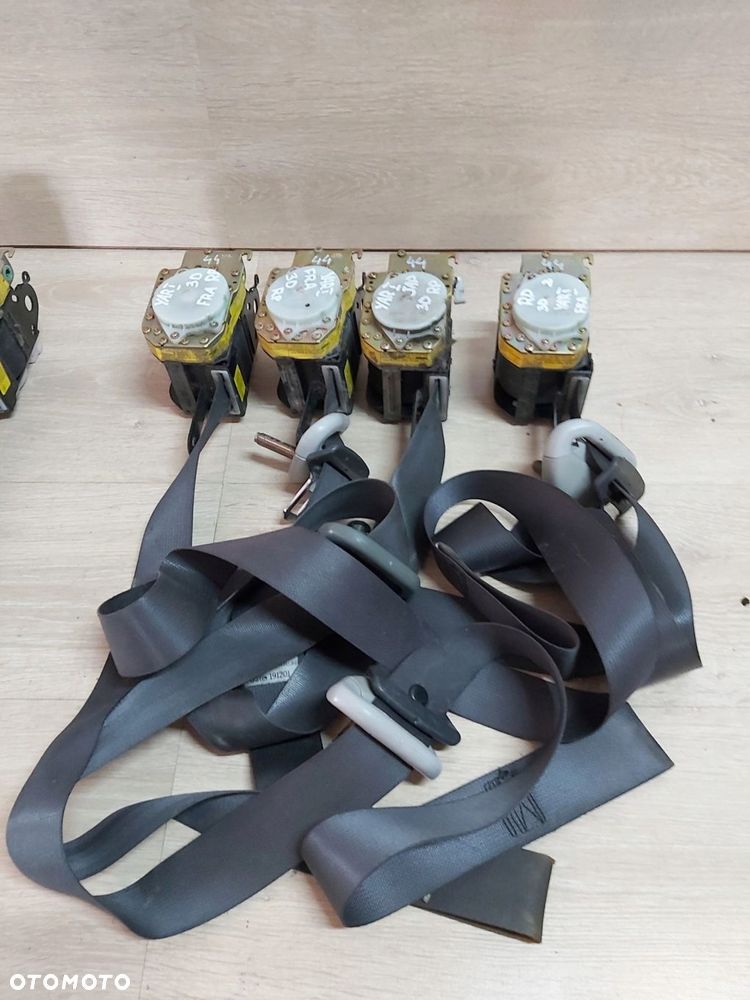 Toyota Yaris I pas bezpieczeństwa prawy przód 3D 99-02 r - 2