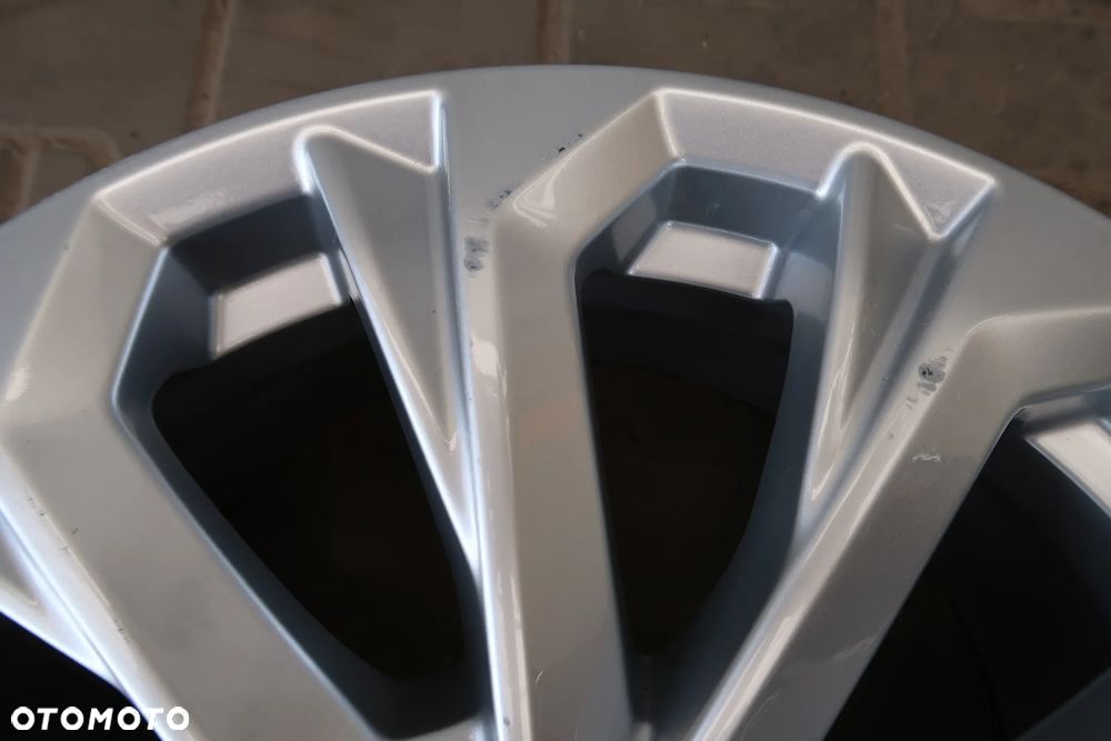 AD10 Felga audi A4 8w060125L 7,5x17et38 - 3