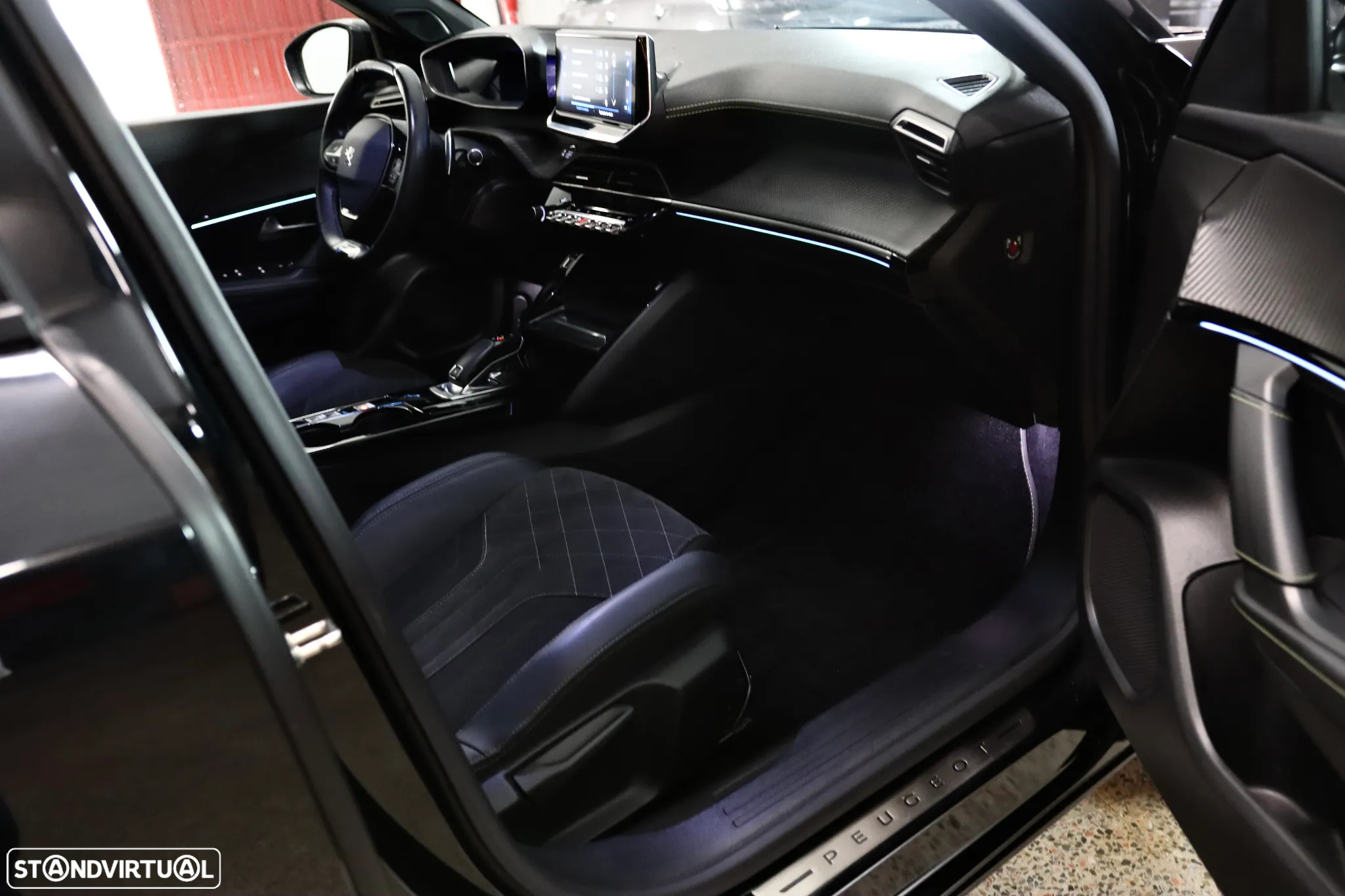 Peugeot 2008 PureTech 130 EAT8 GT - 23