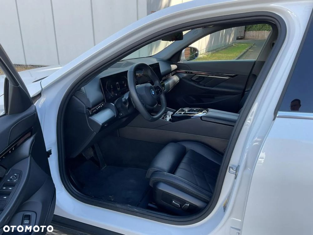 BMW Seria 5 2023 photo 4