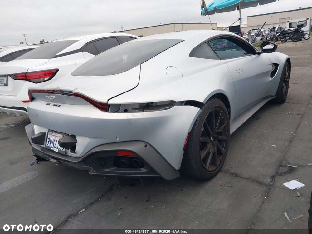 Aston Martin Vantage - 8