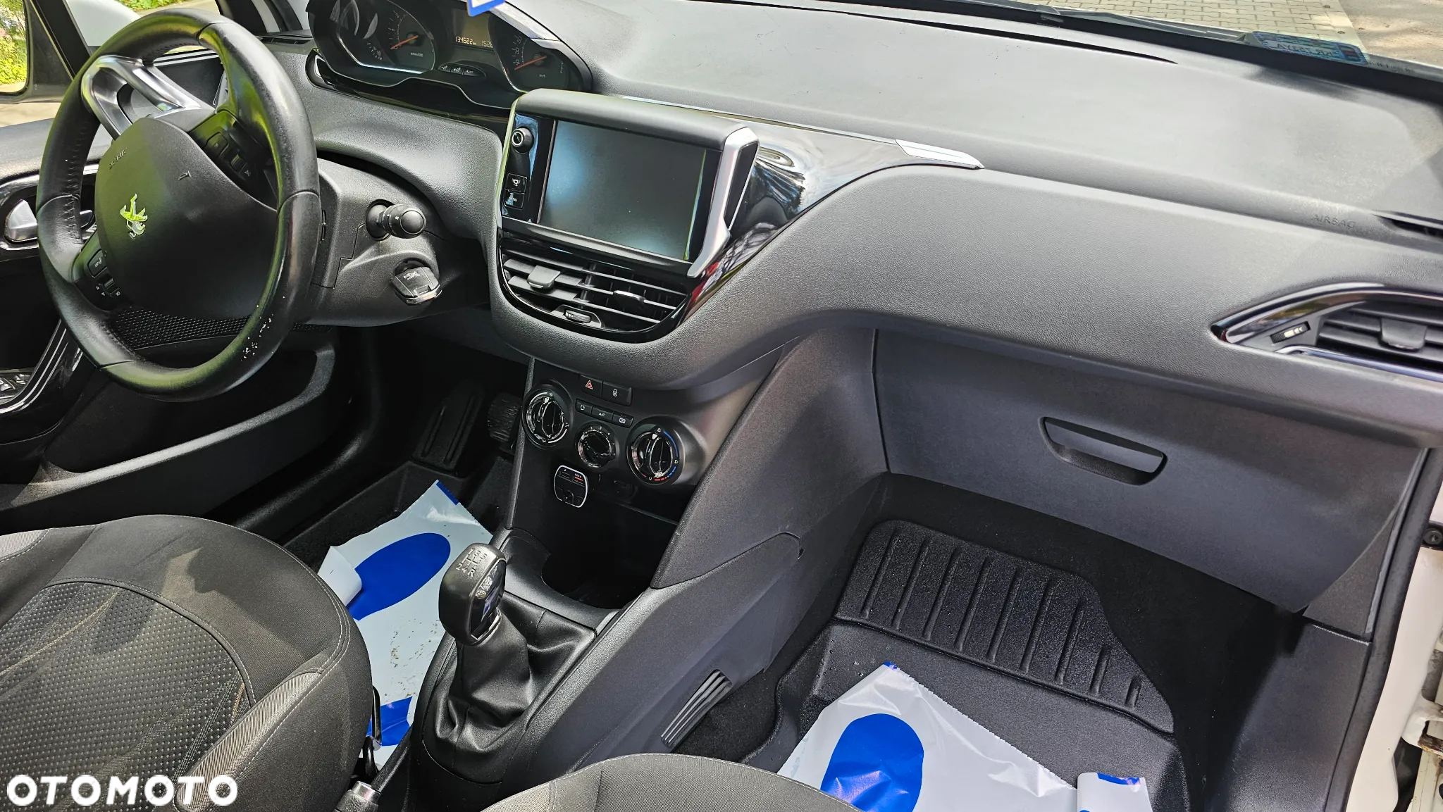 Peugeot 208 - 18