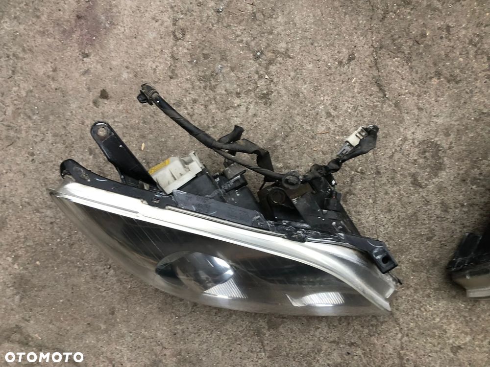 Toyota Avensis T25 LIFT   LAMPY PRZÓD XENON CENA ZA 2 SZTUKI - 8