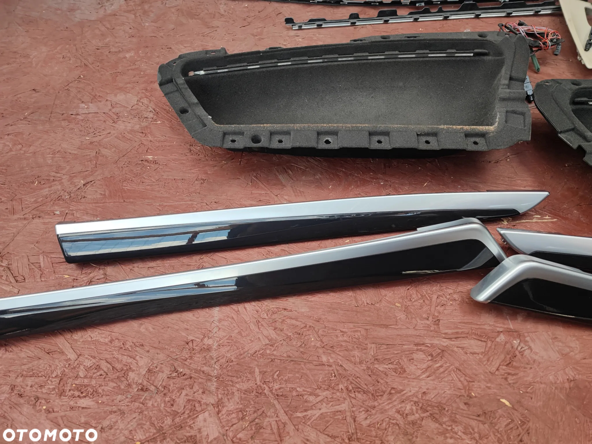 BMW F10 / F11 ORYGINALNY KOMPLET OŚWIETLENIA WNĘTRZA AMBIENT LED + WZIĄZKA PO PINACH + ZAŚLEPKI + DEKORY SCHWARZ O NR. 9 171 779 / 7 225 882 OEM - 4