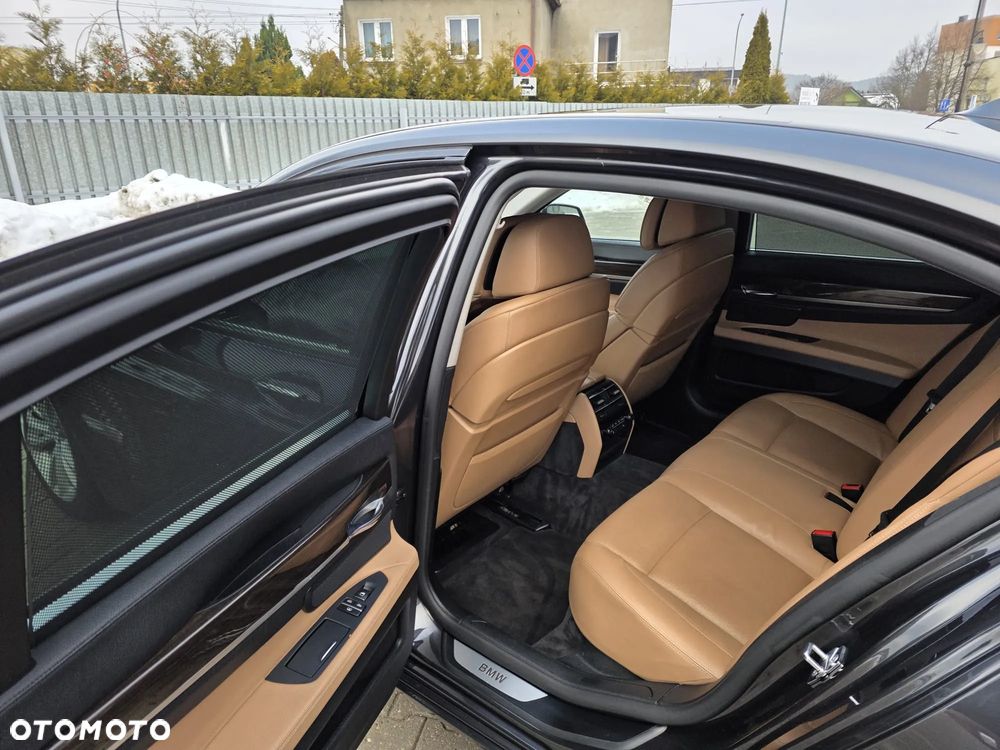 BMW Seria 7 750i xDrive - 14